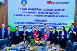 Ký kết Bản ghi nhớ về hợp tác hỗ trợ triển khai Quỹ đa dạng sinh học. (Ảnh: PV/Vietnam+)
