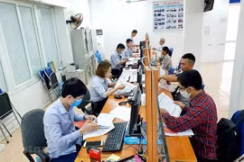 Người lao động làm thủ tục hưởng bảo hiểm thất nghiệp. (Ảnh: PV/Vietnam+)
