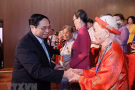 Thủ tướng Phạm Minh Chính thăm hỏi, tặng quà cho các Bà Mẹ Việt Nam Anh hùng. (Ảnh: Dương Giang/TTXVN)