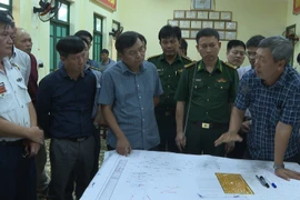 Thứ trưởng Bộ Nông nghiệp và Phát triển Nông thôn Nguyễn Hoàng Hiệp nghe lãnh đạo tỉnh Quảng Nam báo cáo công tác tìm kiếm cứu nạn người mất tích. (Ảnh: Vietnam+)