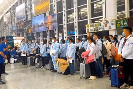 Lao động chuẩn bị xuất cảnh đi làm việc ở nước ngoài. (Ảnh: PV/Vietnam+)