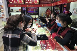 Giao dịch vàng tại doanh nghiệp. (Ảnh: Vietnam+)