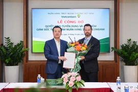 Ông Phạm Quang Dũng - Chủ tịch Hội đồng quản trị Vietcombank đã trao quyết định ông Robert Charles Webb giữ chức Giám đốc Trung tâm Ngân hàng số Vietcombank. (Ảnh: Vietnam+)