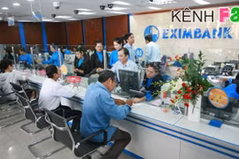 Giao dịch tại Eximbank. (Ảnh: CTV/Vietnam+)