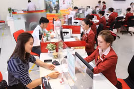 Giao dịch tại HDBank. (Ảnh: VIetnam+)