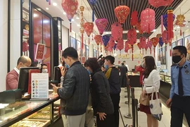 Giao dịch vàng tại doanh nghiệp. (Ảnh: Vietnam+)