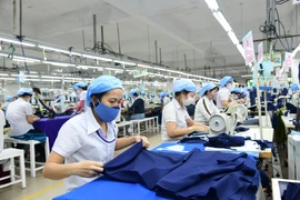 Sản xuất tại một doanh nghiệp dệt may. (Ảnh: Vietnam+)