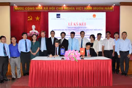 Lãnh đạo 2 bên tham gia ký kết. (Ảnh: Vietnam+)
