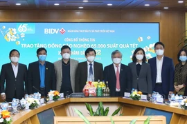 Đại diện các đơn vị tham dự lễ công bố quà 2022 của BIDV. (Ảnh: Vietnam+)