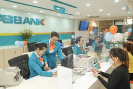 Giao dịch tại ABBANK. (Ảnh: CTV/Vietnam+)