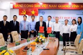 Lãnh đạo hai bên tham gia ký kết. (Ảnh: Vietnam+)