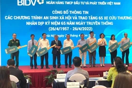 BIDV trao tượng trưng xe ôtô cho đại diện các địa phương. (Ảnh: Vietnam+)