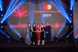 Lãnh đạo BIDV nhận giải thưởng của Mastercard. (Ảnh: Vietnam+)