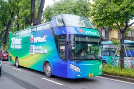 Xe “Thịnh Vượng” di chuyển trên đường phố Hà Nội. (Ảnh: Vietnam+)