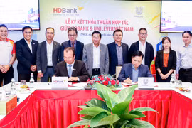 Lãnh đạo hai bên tham gia ký kết. (Ảnh: Vietnam+)