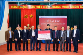 Lãnh đạo Ngân hàng Nhà nước Việt Nam, Agribank trao tài trợ xây dựng 30 căn nhà đại đoàn kết cho huyện Thanh Ba. (Ảnh: Vietnam+)