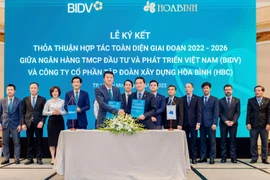 Lãnh đạo 2 bên ký kết thỏa thuận hợp tác. (Ảnh: Vietnam+)