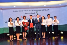 Ông Phạm Quang Dũng - Chủ tịch HĐQT Vietcombank (thứ tư từ phải sang) trao quyết định thành lập Khối Vận hành cho ông Trần Thanh Nam - Giám đốc Khối vận hành và các trưởng đơn vị thuộc Khối Vận hành. (Ảnh: Vietnam+)