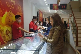 Giao dịch vàng tại doanh nghiệp. (Ảnh: Vietnam+)