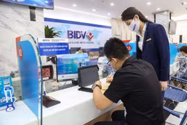 Giao dịch tại BIDV. (Ảnh: Vietnam+)