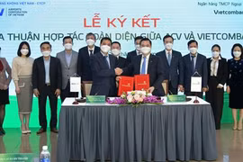 Ông Nguyễn Thanh Tùng - Phó Tổng Giám đốc phụ trách Ban điều hành Vietcombank (bên phải) và ông Vũ Thế Phiệt – Tổng Giám đốc ACV ký thỏa thuận hợp tác. (Ảnh: Vietnam+)