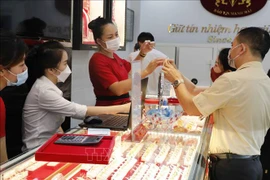 Giao dịch vàng tại doanh nghiệp. (Ảnh: Vietnam+)