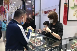 Giao dịch vàng tại doanh nghiệp. (Ảnh: Vietnam+)