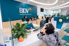 Khách hàng giao dịch tại BIDV. (Ảnh: Vietnam+)