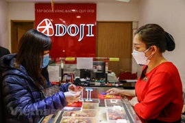 Giao dịch vàng tại Doji. (Ảnh: Vietnam+)