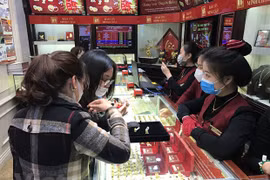 Giao dịch vàng tại doanh nghiệp. (Ảnh: Vietnam+)