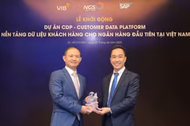 Đại diện VIB và SAP Việt Nam tại lễ khởi động dự án CDP. (Ảnh: Vietnam+)