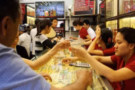 Giao dịch vàng tại doanh nghiệp. (Ảnh: Vietnam+)