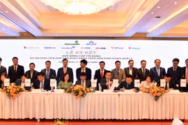 Đại diện các bên tham gia ký kết. (Ảnh: Vietnam+)
