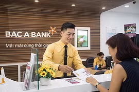 Giao dịch tại BAC A BANK. (Ảnh: Vietnam+)