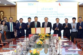 Đại diện lãnh đạo Bộ Tài nguyên & Môi trường và BIDV ký kết bản ghi nhớ hợp tác. (Ảnh: Vietnam+)