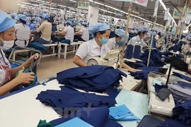 Sản xuất hàng dệt may tại Công ty 29/3. (Ảnh: Vietnam+)