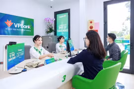 Giao dịch tại VPBank. (Ảnh: Vietnam+)