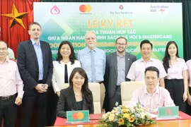 Lãnh đạo hai bên tham gia ký kết. (Ảnh: Vietnam+)