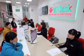 Giao dịch tại VPBank. (Ảnh: Vietnam+)