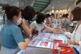 Giao dịch vàng tại các doanh nghiệp. (Ảnh: TTXVN)