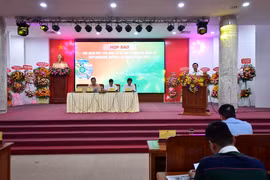 Lãnh đạo tỉnh Hậu Giang tổ chức họp báo về giải Marathon Quốc tế Vietcombank Mekong Delta Hậu Giang năm 2022. (Ảnh: Vietnam+)