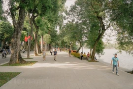 Không gian yên bình tại khu vực Hồ Hoàn Kiếm.(Ảnh: Minh Hiếu/Vietnam+)