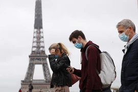 Người dân đeo khẩu trang phòng dịch tại Paris, Pháp ngày 23/10/2020. (Ảnh: THX/TTXVN)