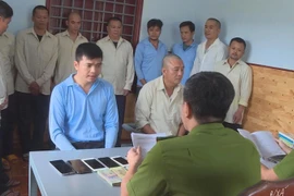 Các đối tượng tại cơ quan Công an. (Ảnh: TTXVN)