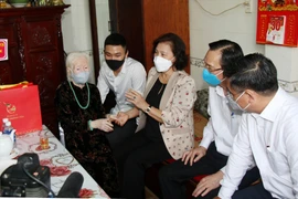 Trong ảnh: Chủ tịch Quốc hội Nguyễn Thị Kim Ngân hỏi thăm sức khỏe Bà mẹ Việt Nam Anh hùng Nguyễn Thị Cang, có hai người con là liệt sỹ. (Ảnh: Tiến Lực/TTXVN)