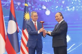 Thủ tướng Nguyễn Xuân Phúc trao chiếc búa gỗ cho Đại sứ Brunei tại Việt Nam-nước giữ vai trò Chủ tịch ASEAN 2021. (Ảnh: Doãn Tấn/TTXVN)