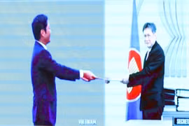 Ông Trần Tuấn Anh, Bộ trưởng Bộ Công Thương Việt Nam tiến hành trao tượng trưng bản lưu chiểu Hiệp định Đối tác Kinh tế Toàn diện Khu vực RCEP tới Ngài Lim Jock Hoi, Tổng Thư ký ASEAN. (Ảnh: Thống Nhất/TTXVN)