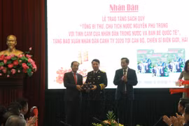 Đại diện Ban Biên tập Báo Nhân Dân tặng sách quý và báo Xuân cho các đơn vị quân đội. (Ảnh: Hà Nội Mới)
