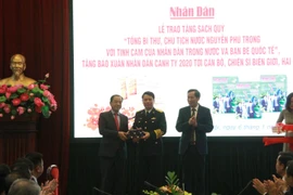 Đại diện Ban Biên tập Báo Nhân Dân tặng sách quý và báo Xuân cho các đơn vị quân đội. (Ảnh: Hà Nội Mới)