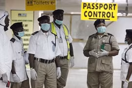 Kiểm tra y tế tại một sân bay của Nigeria. (Ảnh: Punch Newspaper)